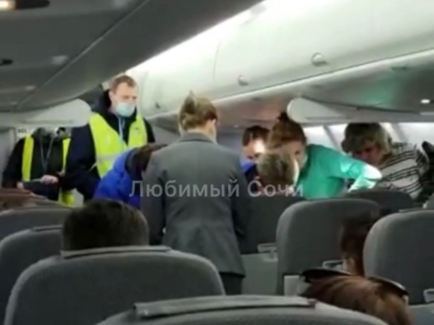На авиарейсе Сочи - Ярославль скончался пассажир