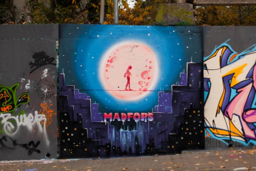 В Сочи появилось уникальное граффити о тревогах молодежи
