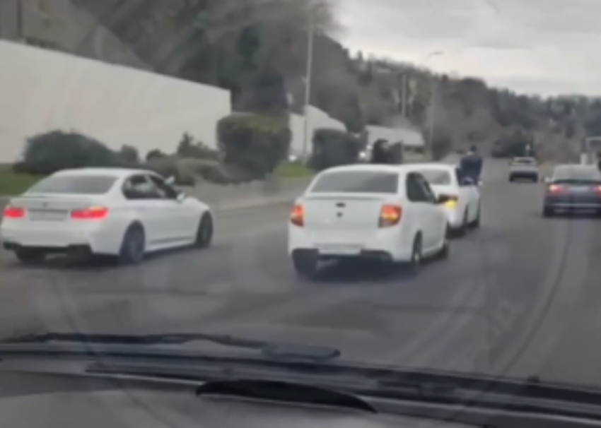 Свадебный кортеж устроил опасные гонки на трассе Сочи– Адлер