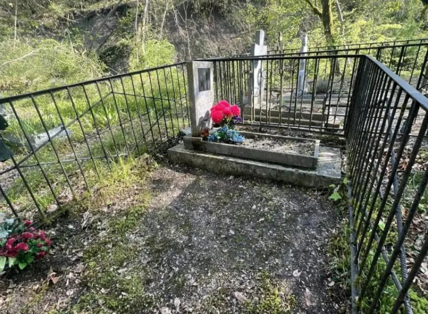 Могилы уплыли в сторону моря: в Сочи кладбище сползает в реку