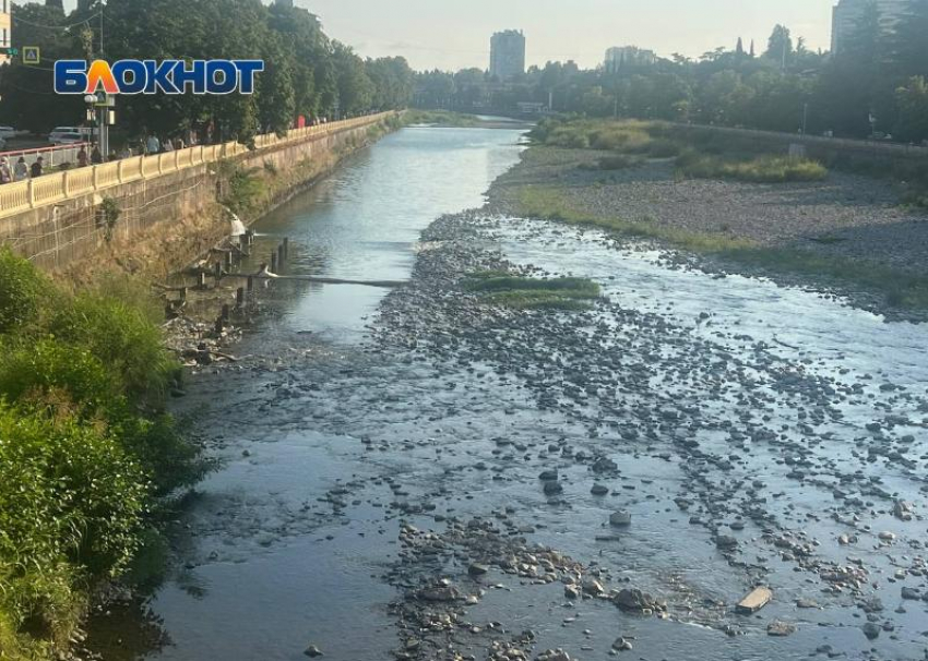 В замусоренную «речку-вонючку» превращается крупная река Сочи