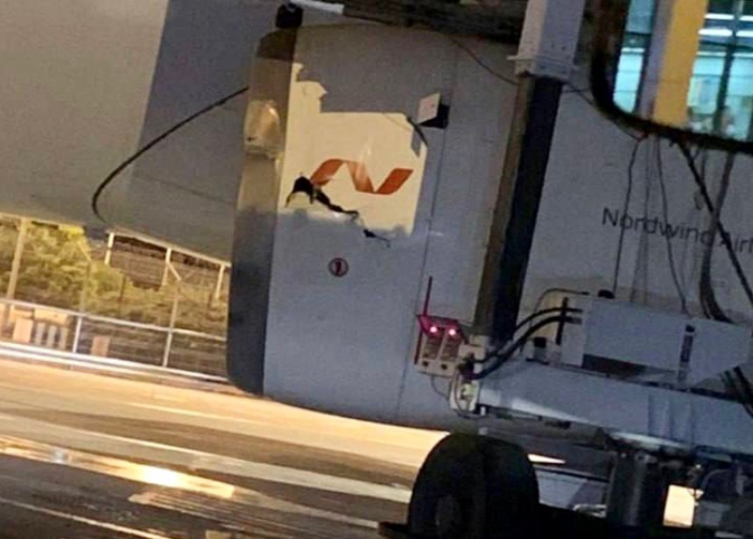 Пассажирский авиалайнер пробил двигатель в аэропорту Сочи