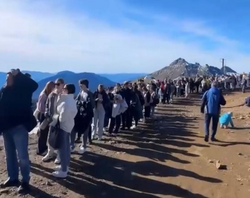 Огромные очереди на канатные дороги образовались в праздничные выходные в Сочи