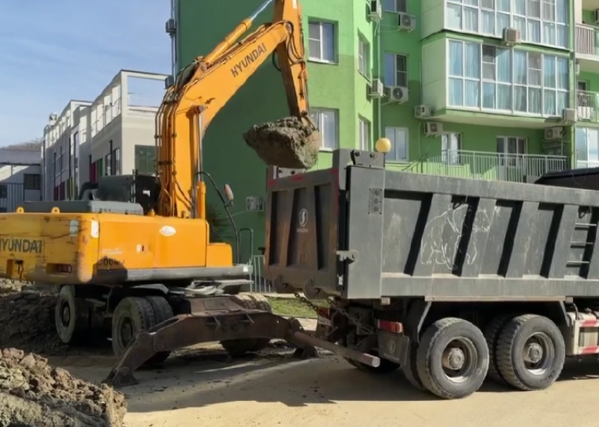 Последствия оползня начали устранять в ЖК «Министерские озера» Сочи