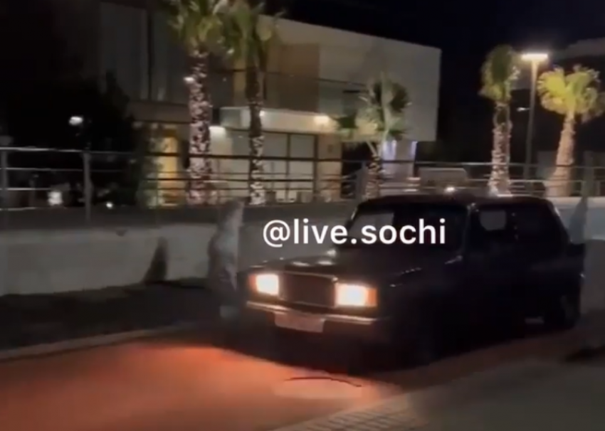 Ночной гонщик в Сириусе устроил заезд на пешеходной набережной
