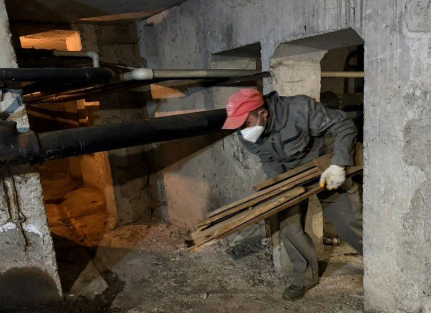 В Сочи готовят бомбоубежища, расчищая от хлама подвалы многоэтажек