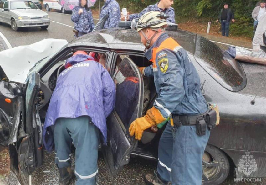 Спасатели деблокировали из автомобиля пострадавшего в аварии на трассе в Сочи