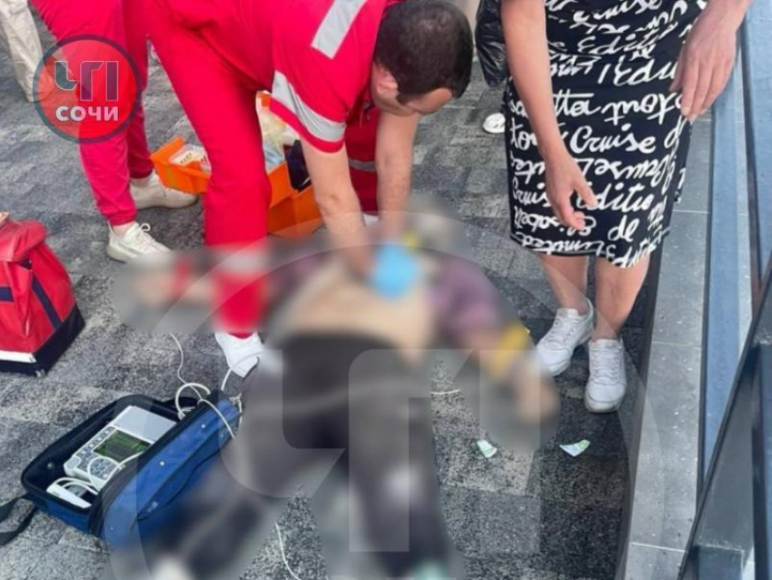 На набережной в Сочи отдыхающий упал без сознания и скончался до приезда медиков 