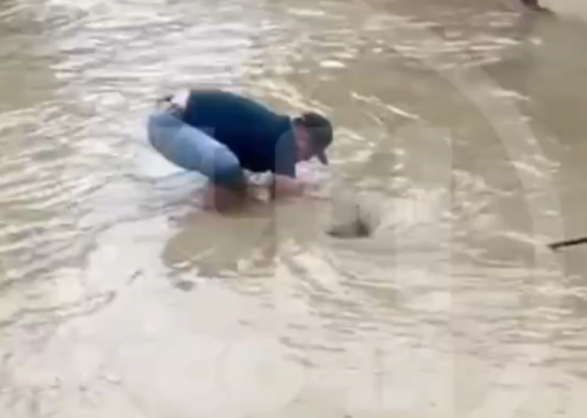 Приезжий из Узбекистана сам почистил ливневку, которая вызвала потоп в Сочи