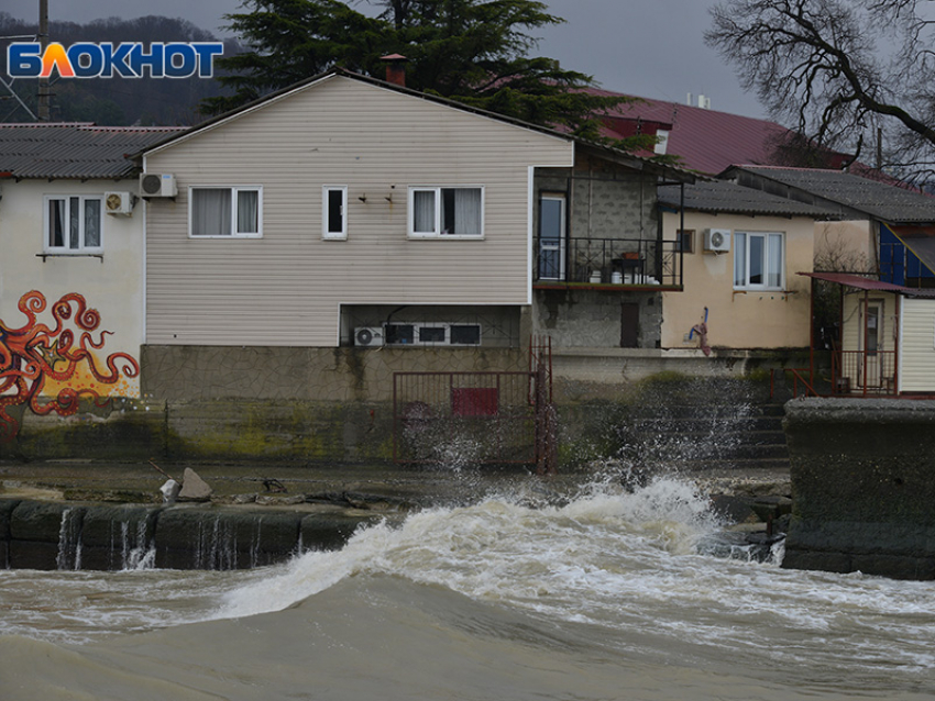Сирены завыли в Адлере из-за опасного подъема уровня воды в реке Херота