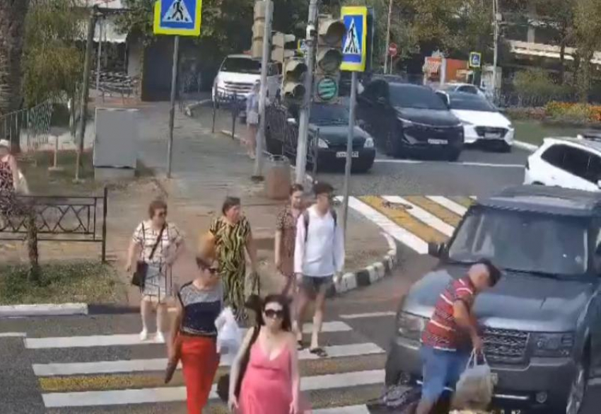 Водитель перепутал педали: в Сочи внедорожник влетел в пешеходов 