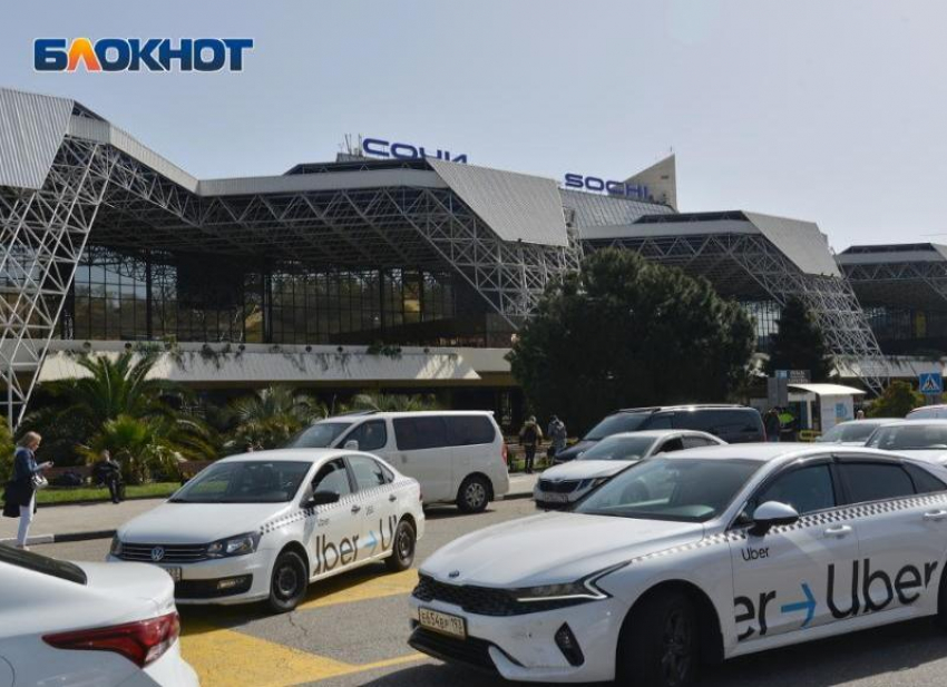 Виноваты таксисты: в аэропорту Сочи отреагировали на инцидент с гигантскими пробками
