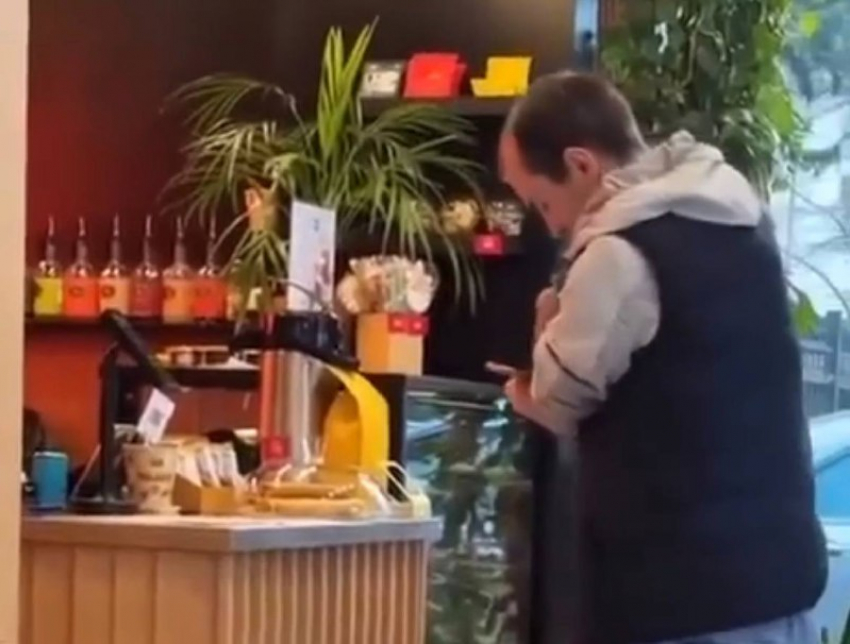 Безрукий курьер из Сочи покорил соцсети, набрав миллионы просмотров