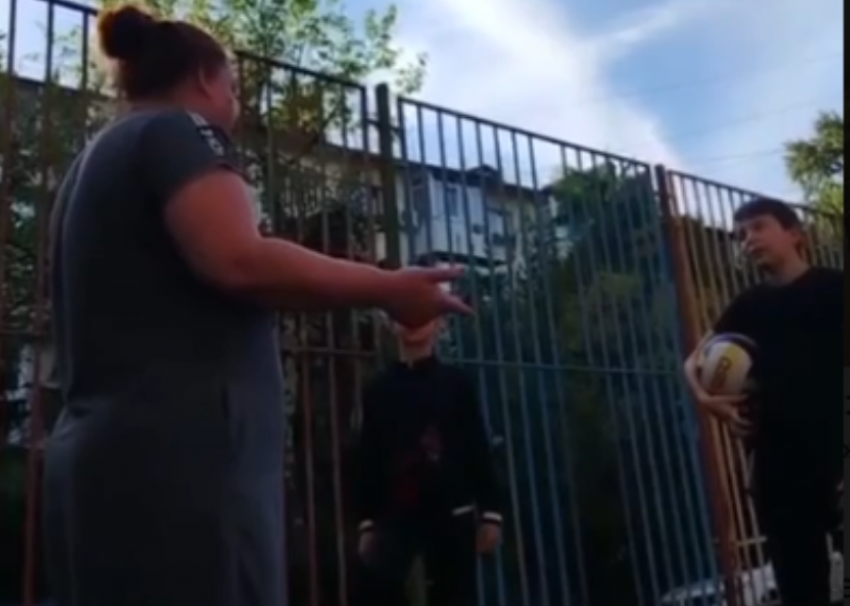  Бастрыкин взял на контроль ситуацию с нападением женщины на детской площадке в Сочи