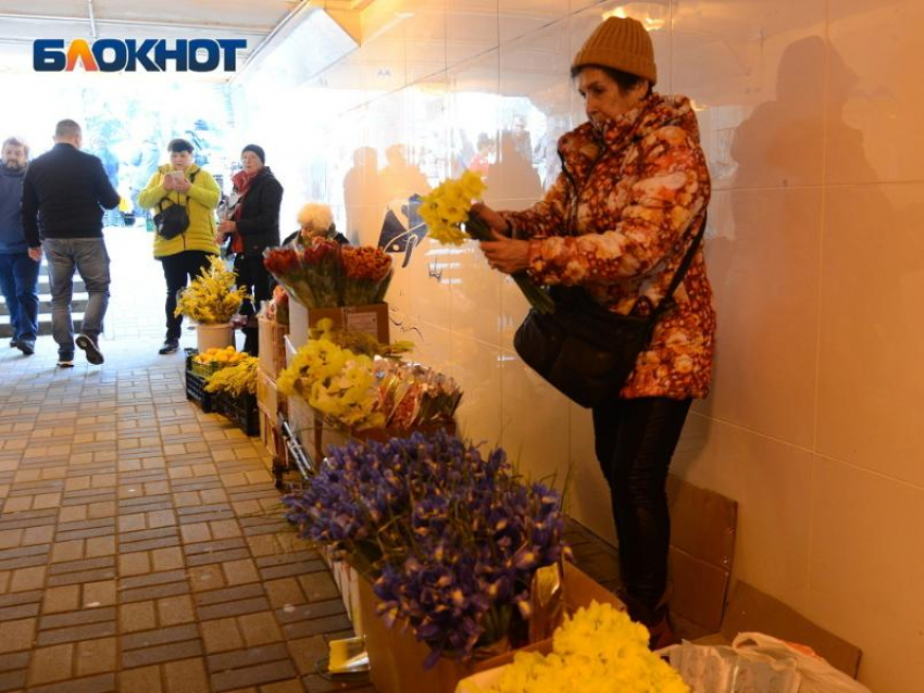 Уличных торговцев, продающих цветы и овощи, наказали в Сочи