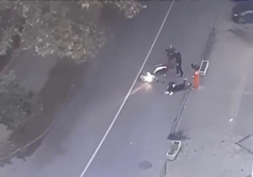 Женщина решила перейти дорогу в неположенном месте и оказалась под колесами скутериста