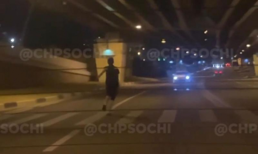 Неадекватный мужчина ползал по проезжей части в Сочи