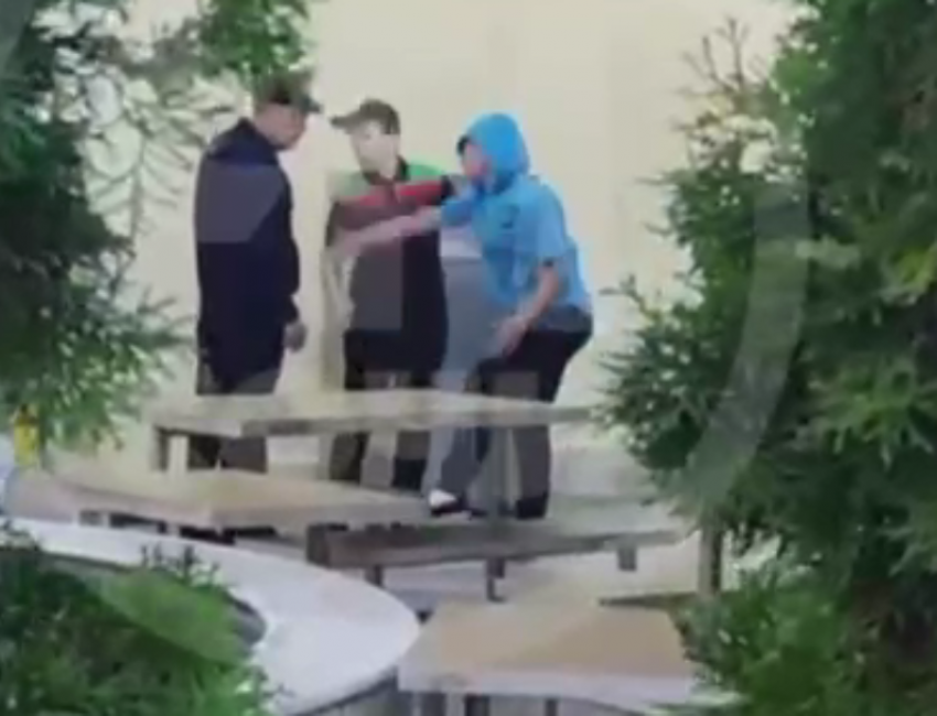 Школьница ударила по лицу сотрудницу «Бургер Кинг» из Сочи, когда та хотела вызвать полицию