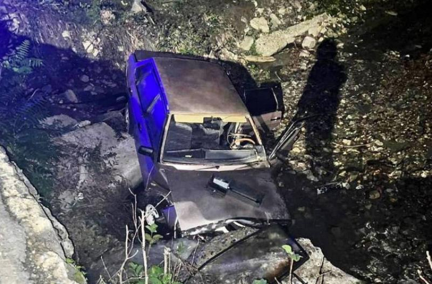 Машина с компанией подростков разбилась в русле реки Сочи