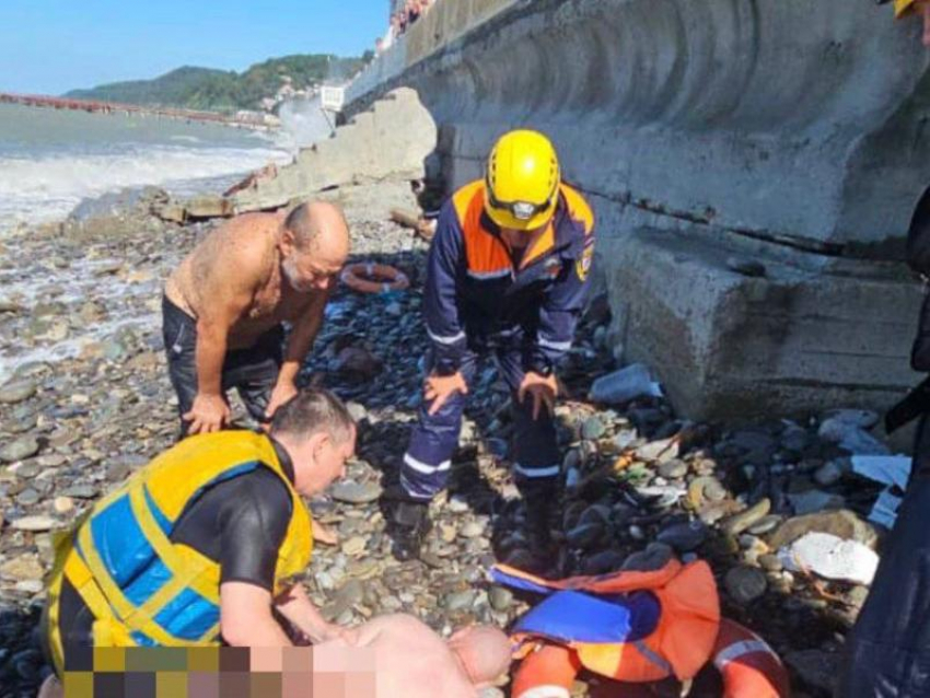 Мужчина едва не утонул в море на глазах у десятка туристов в Сочи