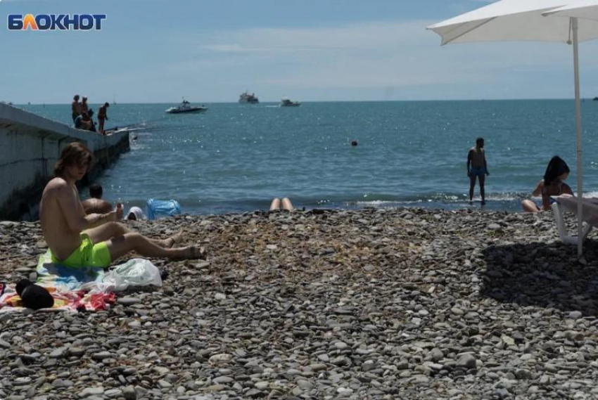 Заполненный туристами сочинский пляж попал на видео
