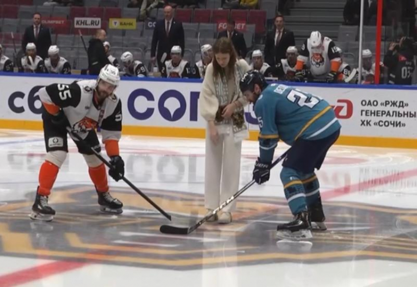 Дочь погибшего Героя России открыла хоккейный матч в Сочи