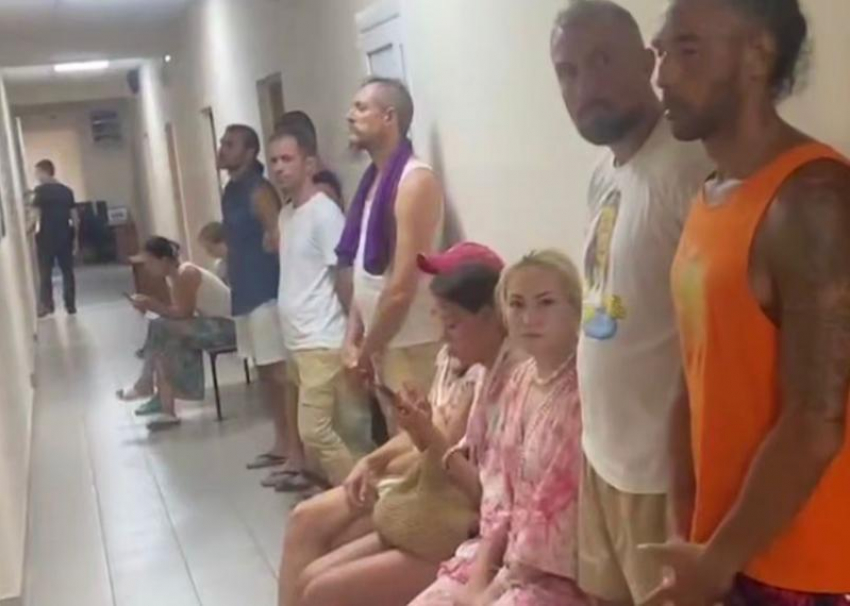 Участников «голого» заплыва в Сочи наказали