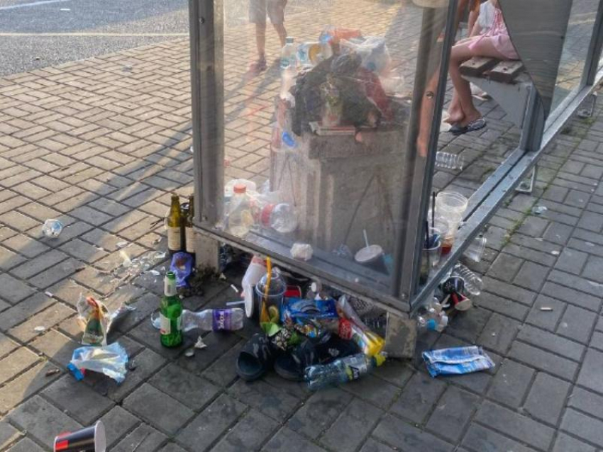 Остановка общественного транспорта в Сочи превратилась в свалку