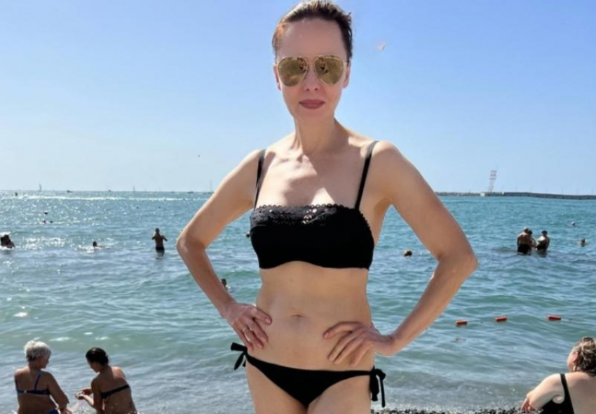 Дарья Повереннова устроила фотосессию в бикини на пляже в Сочи