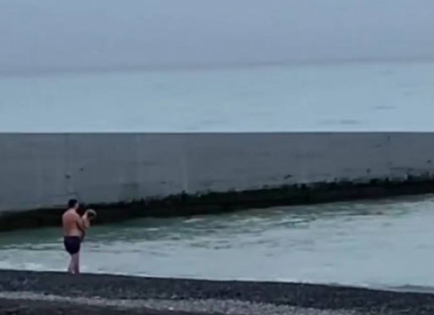 Горе-отец насильно окунал плачущих маленьких детей в холодное Черное море