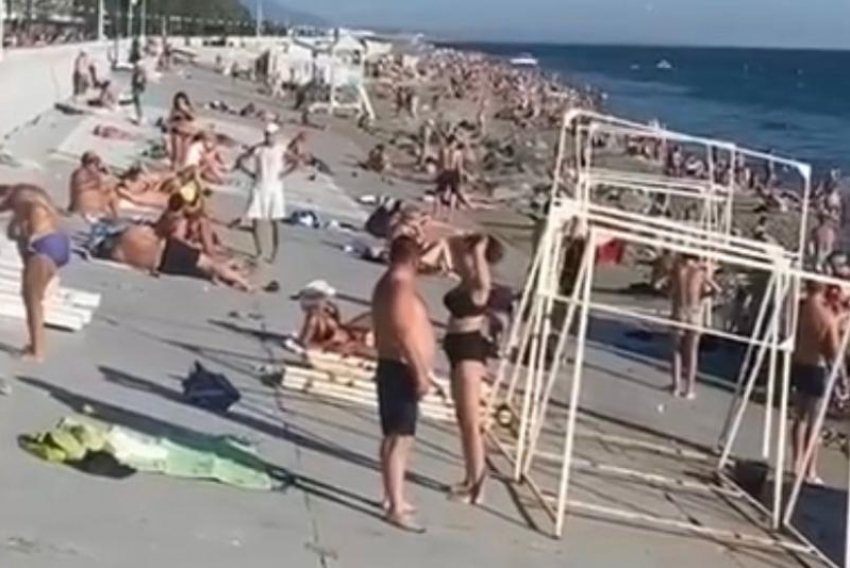 Россиян удивило количество отдыхающих на пляжах в Сочи 