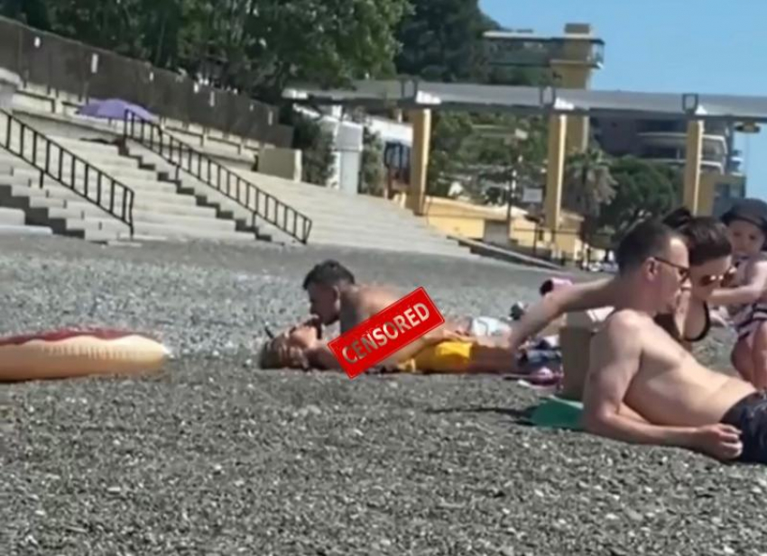 Голая туристка на пляже Сочи возмутила местных жителей