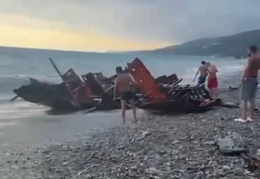 В Сочи на берег Чёрного моря выкинуло неопознанное судно