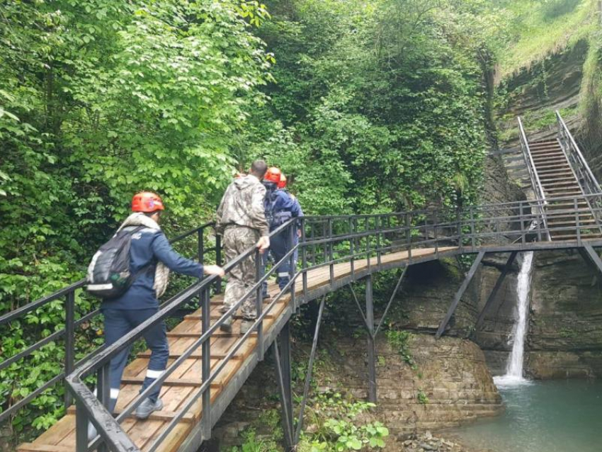 Спасатели расчистили тропу к водопаду Псыдах в Сочи