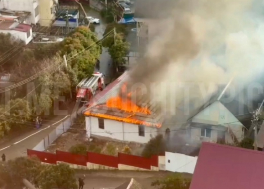 Огонь охватил частный дом на улице Поселковая в Сочи
