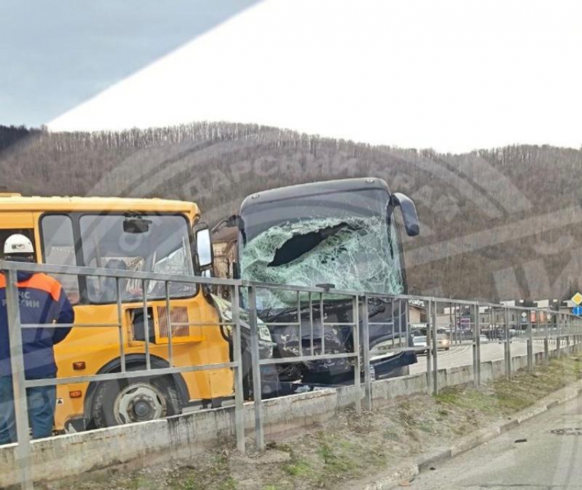 Прокуратура начала проверку после ДТП со школьным и экскурсионным автобусами в Сочи