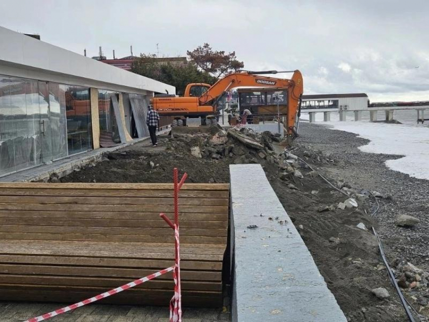 Власти Сочи восстанавливают разрушенную набережную Адлера