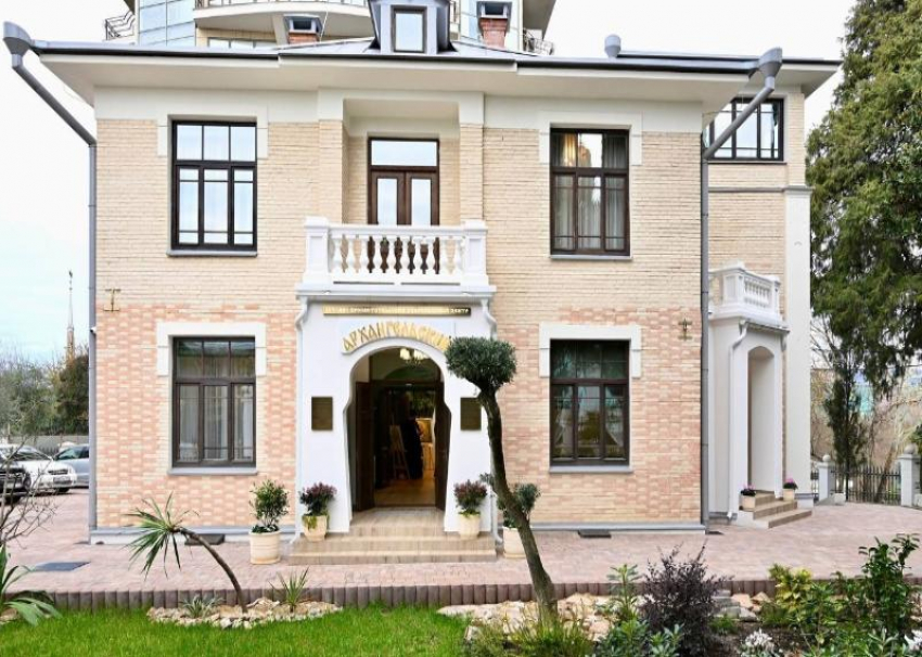 Духовно-образовательный центр открылся в отреставрированном историческом здании Сочи