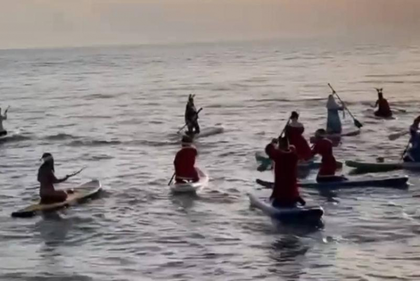 Деды Морозы и Снегурочки устроили праздничный заплыв в акватории Черного моря 