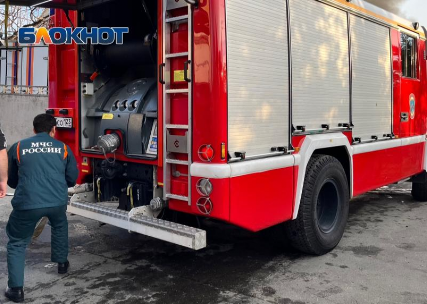 Человек погиб при пожаре в складских помещениях у моря в Сочи