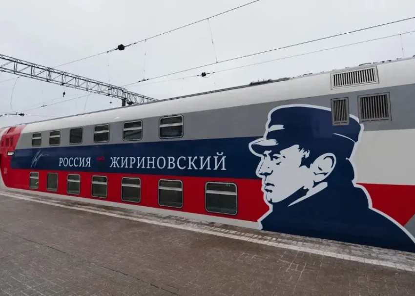 Книга с пророчествами и лагман в ресторане: как выглядит поезд в честь Жириновского, запущенный в Сочи
