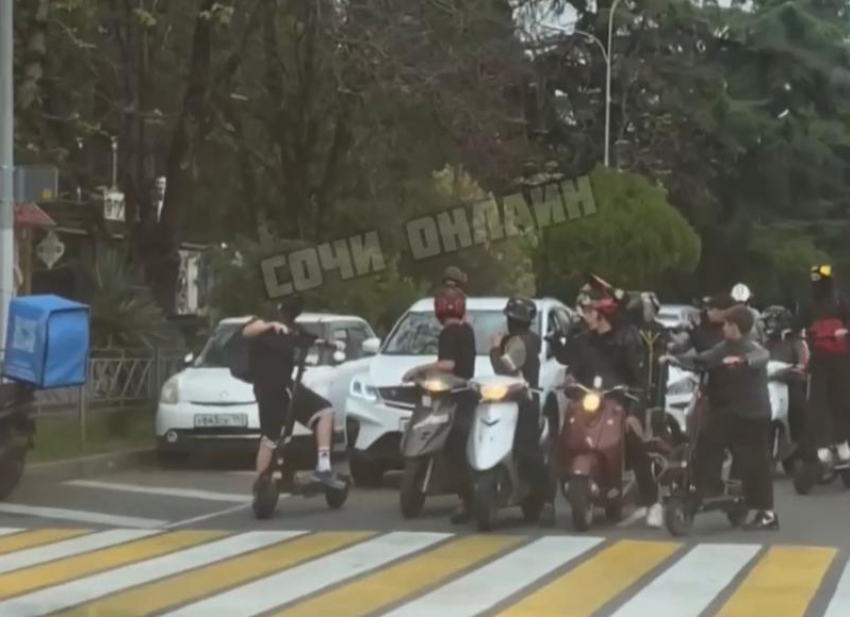 До первой аварии: жители Сочи жалуются на детей, гоняющих на питбайках по встречке и на красный свет