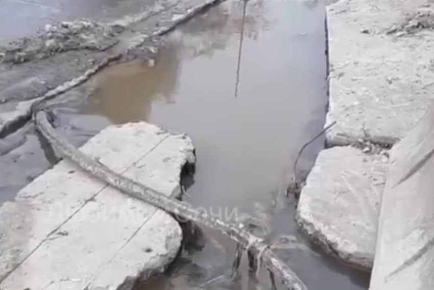 На сочинской улице образовалась канализационная река