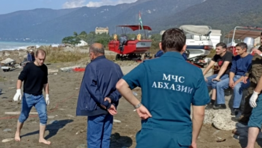 Двое пожилых туристов утонули в Абхазии во время шторма
