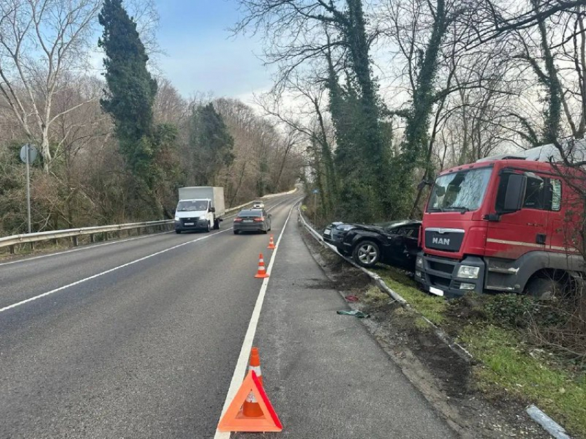 Фура «Магнит» откатилась назад и протаранила легковушку на трассе Джубга — Сочи
