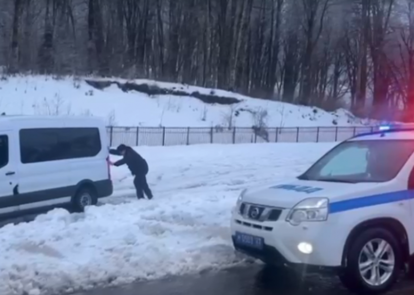 Сотрудники ГИБДД вытолкали машины, которые застряли в сугробах Сочи