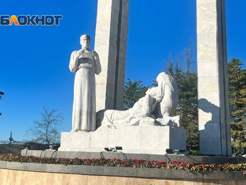 Памятник «Подвиг во имя жизни» появился в Сочи в честь медиков, которые помогли 335 тысячам раненых 