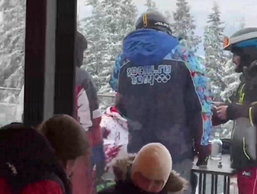 Мужчина катался на горнолыжном курорте Украины в куртке «Сочи 2014»