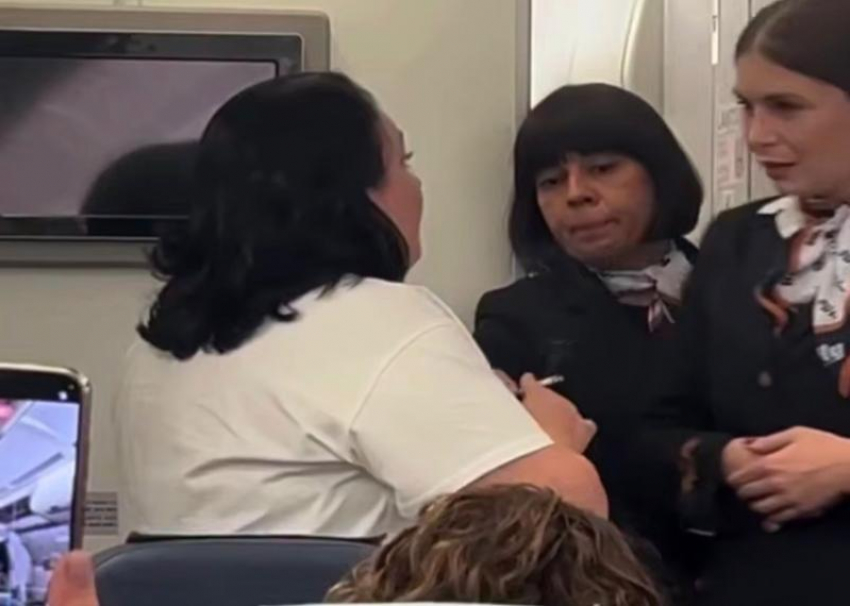 Пассажирка с сигаретой разгуливала по самолету, летевшему из Москвы в Абхазию