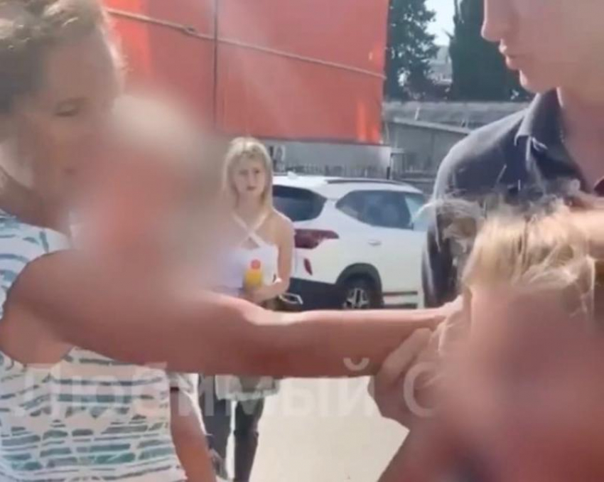 Отпусти, пожалуйста: неадекватная мать издевалась над ребёнком прямо на улице в Сочи